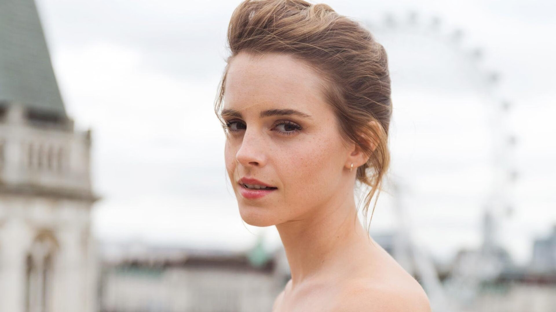 图卢兹边路活跃带动整场比赛节奏，图卢兹位置